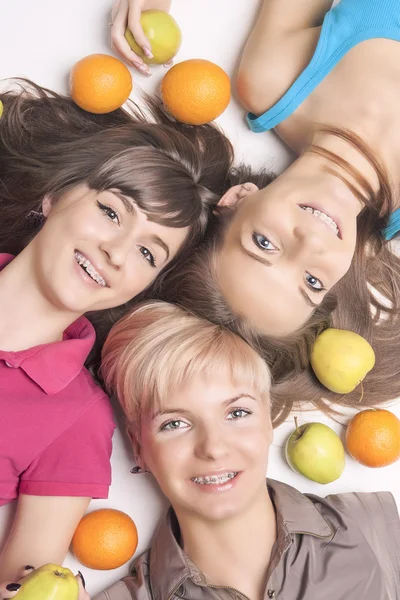 f olan diş ortho diş teli ile genç ve mutlu beyaz kız