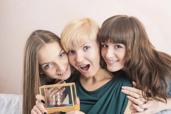 Üç genç beyaz kız ile birlikte oturan dişler köşeli ayraç