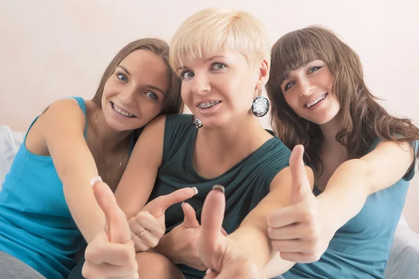 ile diş diş teli hom içinde birlikte üç genç bayan portresi