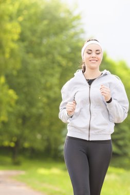 Koşu kavramı: dışarıda eğitim genç çalışan fitness kadın