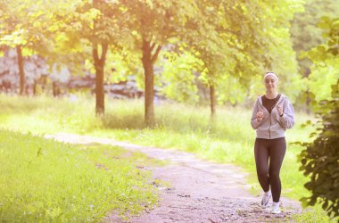 koşu spor kavram: genç çalışan fitness kadın eğitim outd