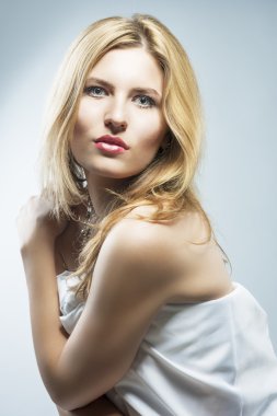 bir tutkulu sarışın kadın gülümseyerek portresi. güzel ha uzun