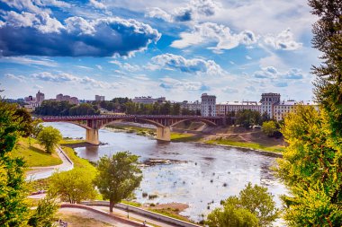 Belarus Seyahat Uçurumları. Vitebsk City, Belarus 'taki Holly Assumption Hill' in uzun yaya köprüsü görüntüsü. Yatay Görüntü