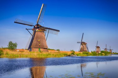 Hollanda 'yı geziyorum. Hollanda 'nın Kinderdijk Köyü' nde günbatımından önce geleneksel Hollanda Yel Değirmenleri manzarası. Yatay Resim