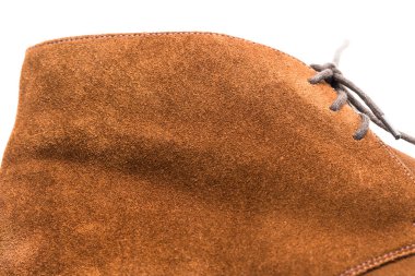 Kahverengi Süet Erkek Ayakkabıları 'nın Arka Tarafı' nın Beyaz Arkaplan Üzerindeki Dokusunun Kapanışı. Yatay Yönlendirme