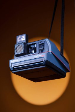 Minsk, Belarus - 5 Ekim 2021: Polaroid 600 Impulse Otomatik Odaklanma Anında Kameranın Yakın Görüntüsü Renkli Arkaplanda Asılı