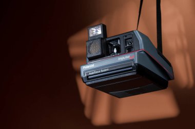 Minsk, Belarus - 5 Ekim 2021: Polaroid 600 Impulse Otomatik Odaklanma Anında Kameranın Yakın Görüntüsü Renkli Arkaplanda Asılı