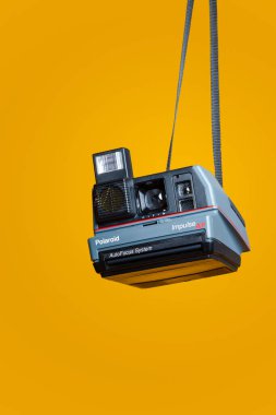 Minsk, Belarus - 5 Ekim 2021: Polaroid 600 Impulse Otomatik Odaklanma Anında Kameranın Yakın Görüntüsü Renkli Arkaplanda Asılı