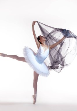 Bale Dans Fikirleri. Profesyonel Japon Kadın Bale Dansçısı Beyaz Tutu 'lu Uçan Siyah Giysilerle Beyaz Arkaplan Karşısında. Dikey resim