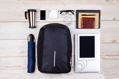 Flat Lays Kavramları. Top View Sırt Çantası Laptop ve Tablet, Fare ve aksesuarlarla cep telefonu ahşap arka planda. Seyahat Hayat Aksesuarları kavramı