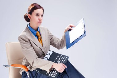 Parlak Bej Ceketli, Kapalı Kapalı Kapalı Kapalı Sandalyede Genç Kafkas Kadın Pozu. Yatay Görüntü