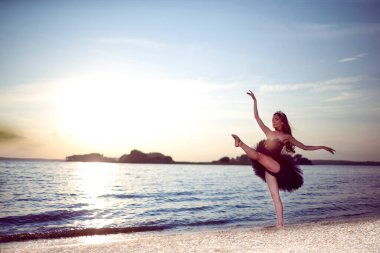 Profesyonel Japon Bale Dansçısı Siyah Tutu ve Gümüş Taç Dansçısı Açık havada Düz Ayaklı Düz Ayaklı Bale Pas sırasında sahile yakın sahnedeymiş. Yatay Resim Yönlendirmesi