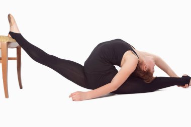 Kafkas Sporcu Ritmik Jimnastikçi Bacak Kasları Esneme Egzersizleri Yaparken Beyaz Arkaplana Karşı Destek Arkasında. Yatay Görüntü