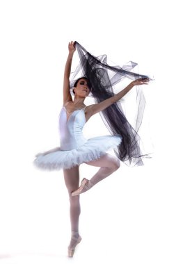 Bale Konsepti. Profesyonel Japon Kadın Bale Dansçısı Beyaz Tutu 'lu Uçan Siyah Giysilerle Beyaz Arkaplan Karşısında. Dikey resim