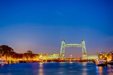 Hollanda Destinasyonları. Mavi Saat sırasında Rotterdam 'daki Koninginnebrug Köprüsü' nü aydınlattı. Yatay Resim