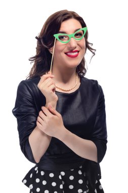 Yüzü Beyazın Üzerinde Yeşil Gözlüklü, Yüzü Olumlu Gülümseyen Kafkas Esmer Kadın Portresi. Dikey Resim Yönlendirmesi