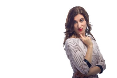 Beyaz arka planda katlanmış elleri olan komik beyaz esmer kadın. Yatay görüntü kompozisyonu.