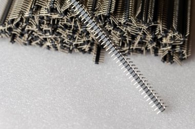 Mikro Elektronik Konseptler. Uzun Düz PCB Bağlantıları Macro Shot ya da Terminal Blokları Beyazın Üzerine Yerleştirilmiş Toplu. Yatay Resim Kompozisyonu