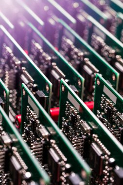 Elektronik Otomotiv Üretim Fikirleri. Hazır Otomotiv Baskılı Platformlar Yüzeye Bağlı Parıltılı Bileşenler. Dikey Bileşim