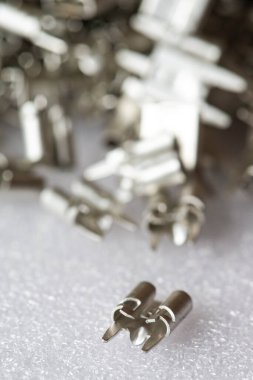 PCB için Silver Teneke Dış Bağlantılar 'ın Yakın plan Çekimi Bembeyaz Üzerine Bulk Yerleştirildi. Dikey Resim Kompozisyonu