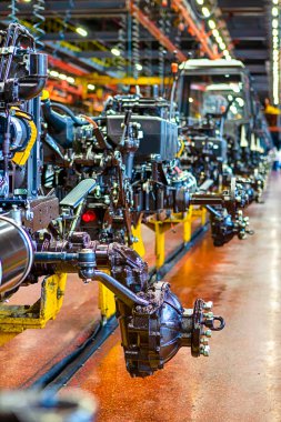 Ağır Sanayi Fikirleri. Modern traktörler makine montaj hattı ve yanında üretim tesisleri. Dikey Resim Yönlendirmesi