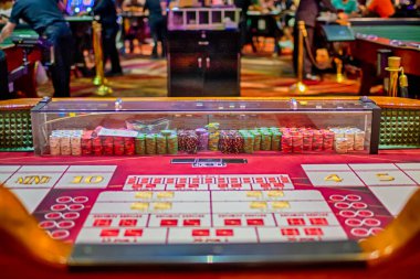 Kumar fikirleri ve konseptleri. Amerika Birleşik Devletleri 'nde Casino' da Cipsli Boş Kumarhane Masası. Yatay Resim Kompozisyonu