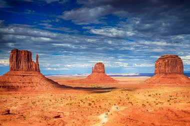 Seyahat kavramları. Amerika Birleşik Devletleri 'nin Utah eyaletindeki üç ayrı Kırmızı Anıt Vadisi. Yatay Resim Kompozisyonu