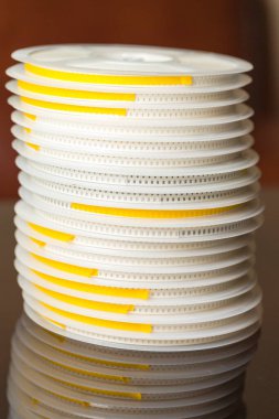 SMD veya yüzey montaj bileşenleri teyp ve Reel sahipleri. Makaraları bir toplu birlikte içinde çeşididir. Dikey görüntü kompozisyon