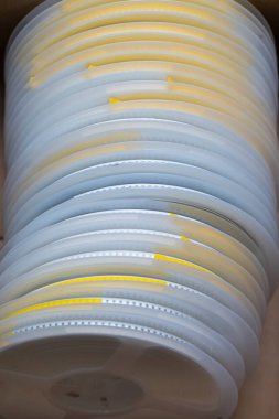 KİS Yığını ya da Yüzey Dağları Bileşenlerini Bir Toplamda Bir Bant ve Makara Tutucuları İçin Yakın Çekim. Dikey Resim Yönlendirmesi