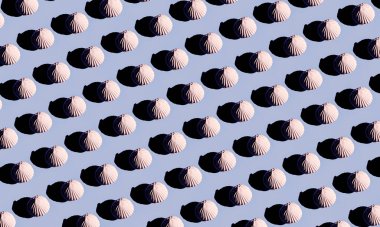 Gıda veya Duvar Kağıdı Üst Görünümü Olarak Beyaz Zephyr Düz Düz Mavi Arkaplan üzerinde Renkli Desenler Yatıyordu. Yatay Resim Yönlendirmesi