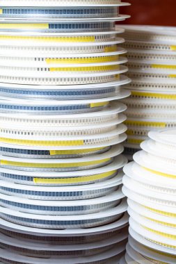 Üç adet kitle imha silahı ya da yüzey dağının bileşenlerini bant ve makara tutucularda bir arada tutmak. Dikey Yönlendirme