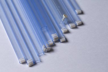 Mikro Elektronik Sanayi Üretiminde Yüzey Tepesi Bileşenleri için Boş Tüpler. Yatay Resim