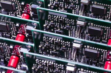 Otomotiv Elektronik Üretim Konseptleri. Yüzeyde Bağlı Bileşenlerle Hazır Otomotiv Baskılı Devre Tahtaları. Yatay Resim Kompozisyonu