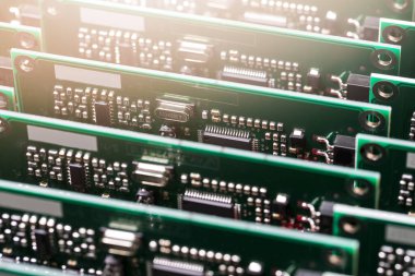 Otomotiv Üretim Konseptleri. Merceğe Karşı Yüzey Bağlı Bileşenlerle Hazır Otomotiv Baskılı Devre Tahtaları: Işık Fişeği. Yatay Resim