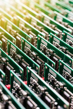 Otomotiv Üretim Fikirleri. Hazır Otomotiv Baskılı Platformlar Yüzeye Bağlı Parıltılı Bileşenler. Dikey Yönlendirme