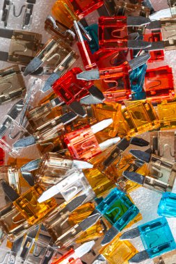 Mikro elektronik fikirler bunlar. Renkli Anlamlı Dış Bağlantılar Toplu Çekimi Beyazın Üzerine Yerleştirildi. Dikey Resim Yönlendirmesi