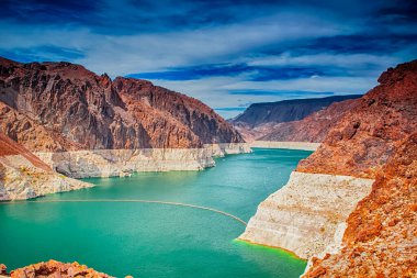 Enerji kavramları. Arizona ve Nevada Eyaletleri sınırındaki Colorado Nehri 'nin Mead Gölü' ndeki Hoover Barajı. Yatay Resim