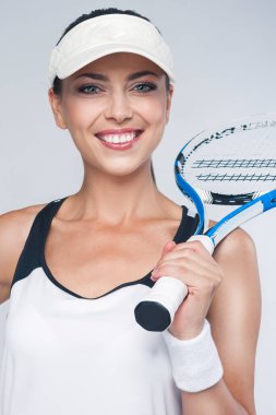 Beyaz Arkaplan Üzerindeki Raquette 'le Profesyonel Gülümseyen Beyaz Çim Tenisçisi Pozisyonu' nun Yakın Çekim Portresi. Dikey Resim Kompozisyonu