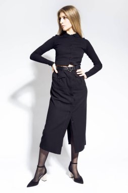 Beyaz Arkaplan Üzerindeki Stüdyoda Uzun Siyah Elbiseli Sarışın Kadın Pozu 'nun Uzun Boylu Portresi. Dikey Resim