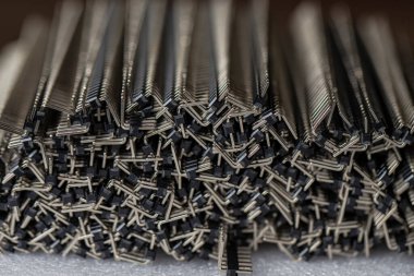 Uzun Düz PCB Bağlantıları Macro Shot ya da Terminal Blokları Beyazın Üzerine Yerleştirilmiş Toplu. Yatay resim