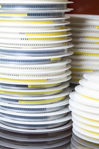 Üç adet kitle imha silahı ya da yüzey dağının bileşenlerini bant ve makara tutucularda bir arada tutmak. Dikey Yönlendirme