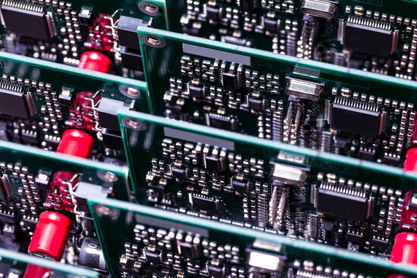 Otomotiv Elektronik Üretim Konseptleri. Yüzeyde Bağlı Bileşenlerle Hazır Otomotiv Baskılı Devre Tahtaları. Yatay Resim Kompozisyonu