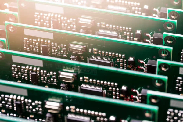 Otomotiv Üretim Konseptleri. Merceğe Karşı Yüzey Bağlı Bileşenlerle Hazır Otomotiv Baskılı Devre Tahtaları: Işık Fişeği. Yatay Resim