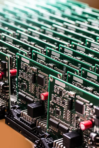 Otomotiv Üretim Fikirleri. Hazır Otomotiv Baskılı Devre Tahtalarının Yüzeye Bağlı Parçaları Işık Çizgileri Var. Dikey Çekim