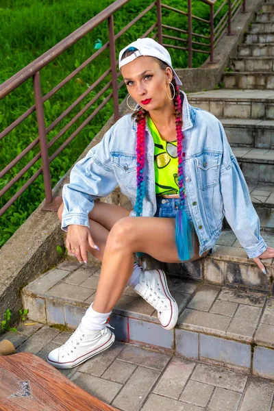 Hippi Kadın Kaykaycı Merdiven Üzerinde Uzun Tahta Poz Veriyor Açık Hava Ortamı ve Modern Captical Image Giyiyor