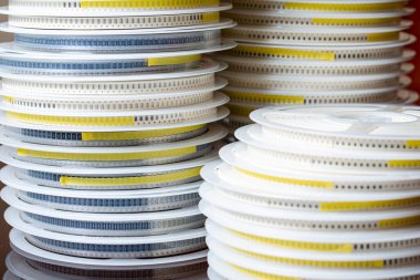 Üç adet kitle imha silahı ya da yüzey dağının bileşenlerini bant ve makara tutucularda bir arada tutmak. Yatay Resim Yönlendirmesi