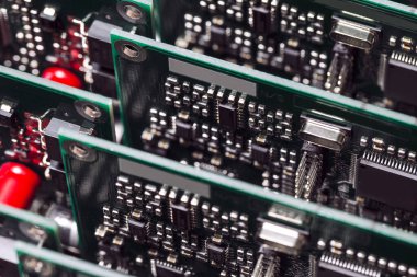 Otomotiv Üretim Konseptleri. Yüzeyde Bağlı Bileşenlerle Hazır Otomotiv Baskılı Devre Tahtaları. Yatay Görüntü