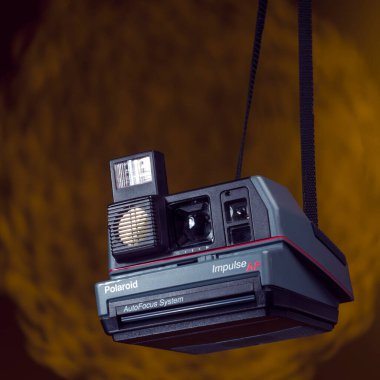 Minsk, Belarus - 5 Ekim 2021: Polaroid 600 Impulse Otomatik Odaklanma Anında Kameranın Yakın Görüntüsü Renkli Arkaplanda Asılı