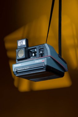 Minsk, Belarus - 5 Ekim 2021: Polaroid 600 Impulse Otomatik Odaklanma Anında Kameranın Yakın Görüntüsü Renkli Arkaplanda Asılı