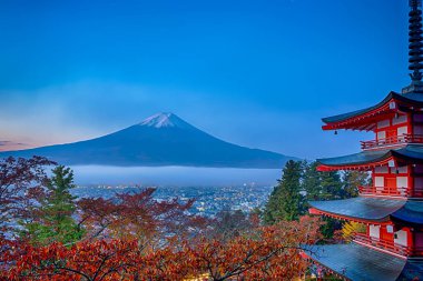 Fuji Mountin ve Chureito Pagoda Sonbahar sezonu Fujiyoshida, Japonya 'da Kırmızı Akçaağaç ile. Yatay Görüntü Kompozisyonu